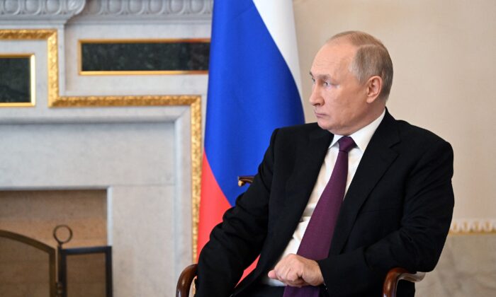 俄罗斯总统弗拉基米尔·普京于 2022 年 10 月 11 日在俄罗斯圣彼得堡与阿拉伯联合酋长国总统谢赫·穆罕默德·本·扎耶德·阿勒纳哈扬会晤。（Sputnik/Pavel Bednyakov/Pool via Reuters）