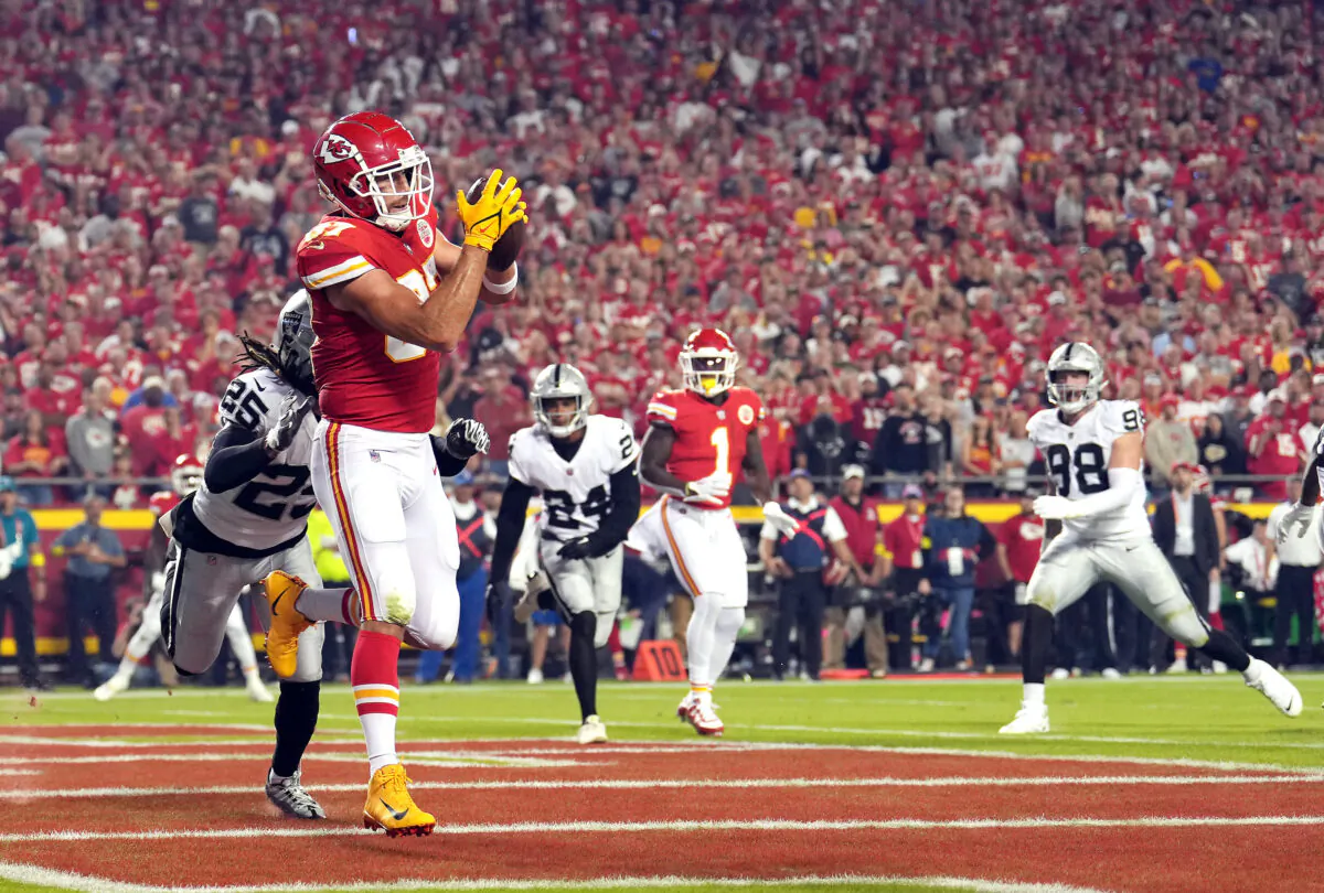 Travis Kelce catches touchdown pass at Arrowhead Stadium in Kansas City, on Oct. 10, 2022. (Jason Hanna/Getty Images)