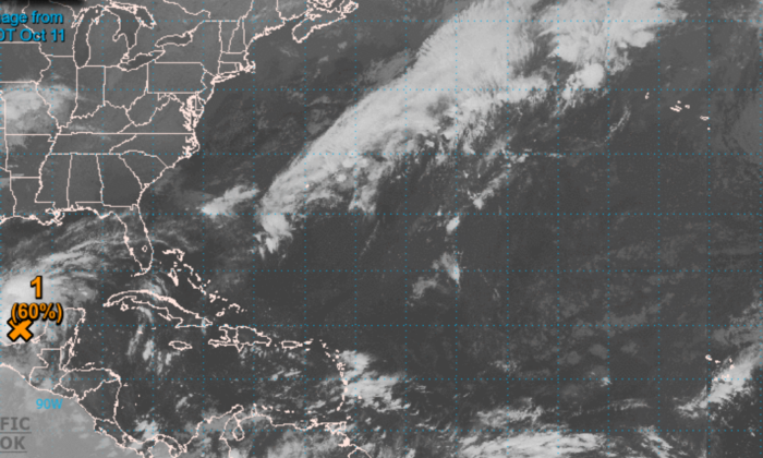 一张屏幕截图显示了墨西哥湾南部坎佩切湾上空的一个低压系统，该系统现在有 60% 的机会在 2022 年 10 月 11 日的 48 小时内成为风暴。（由美国国家飓风中心 (NHC) 提供)/截图)