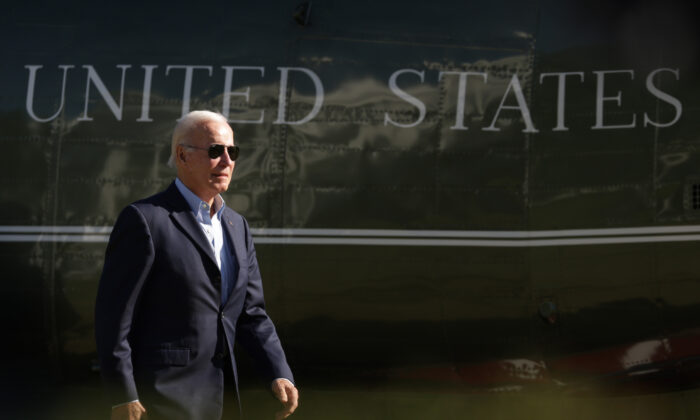 乔·拜登总统走在南草坪上，于 2022 年 10 月 10 日从华盛顿的特拉华州威尔明顿返回白宫。（Alex Wong/Getty Images）