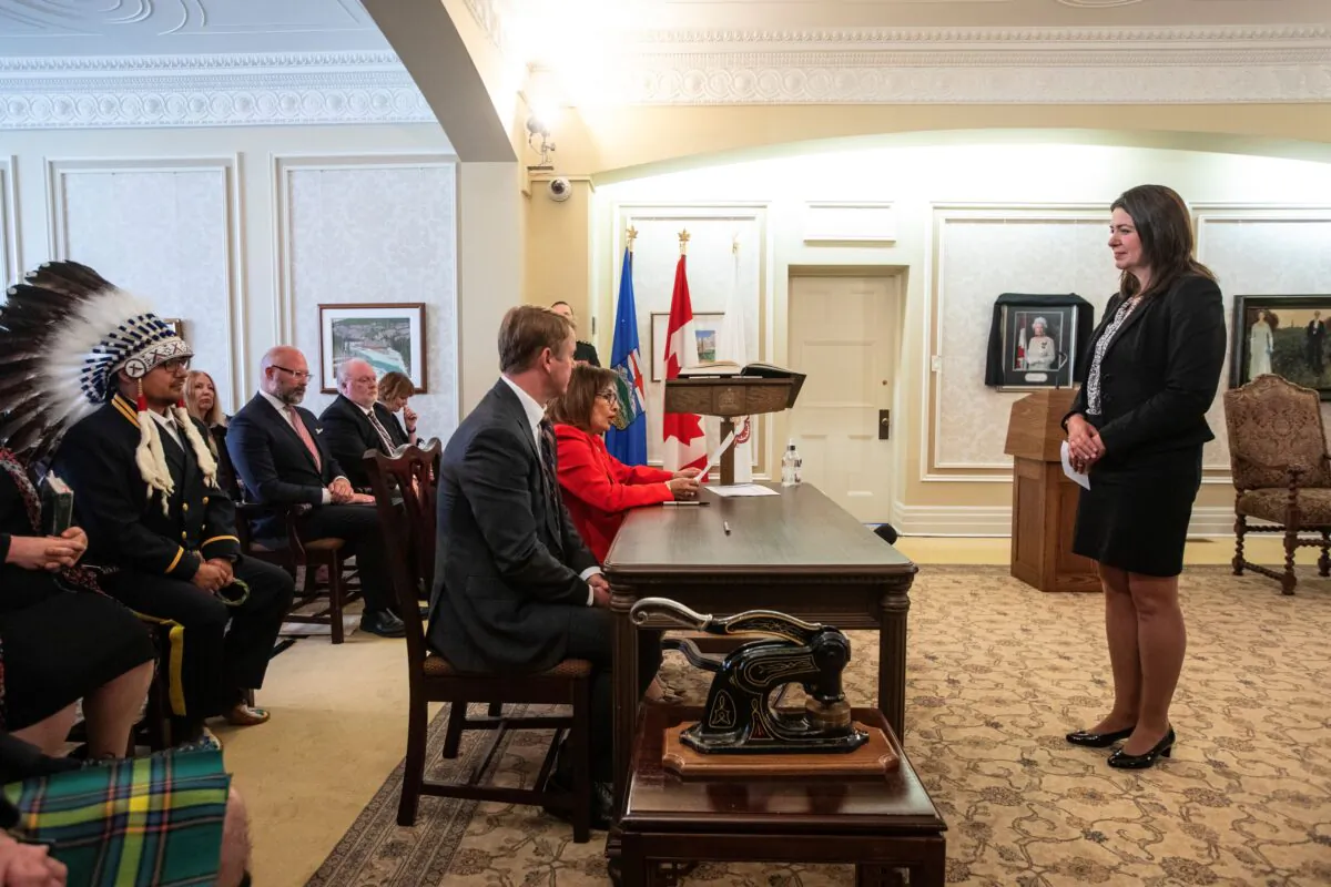 Danielle Smith is sworn in as Alberta's new Premier by Minister of Justice and Solicitor General Tyler Shandro and Lieutenant Governor of Alberta Salma Lakhani, in Edmonton on Oct. 11, 2022.  (The Canadian Press/Jason Franson)