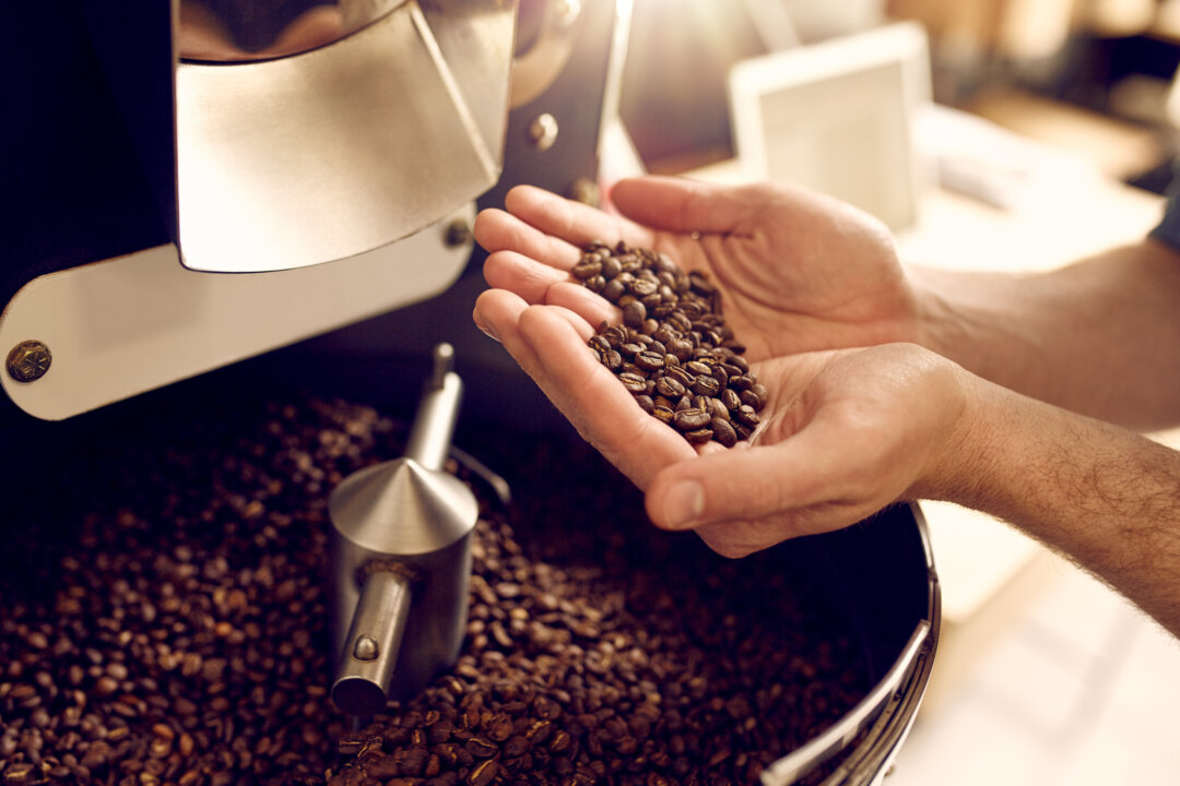 A lung disease similar to one affecting former microwave-popcorn factory workers has been seen among coffee roasters who inhale large concentrations of diacetyl, a natural byproduct of the coffee roasting process.(mavo/shutterstoak)
