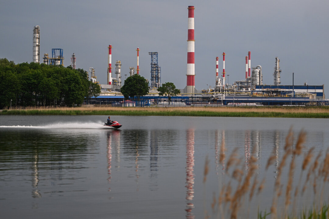 Poland Calls on EU to End Russian Oil Imports by 2026 Amid Hungarian, Slovak Objections