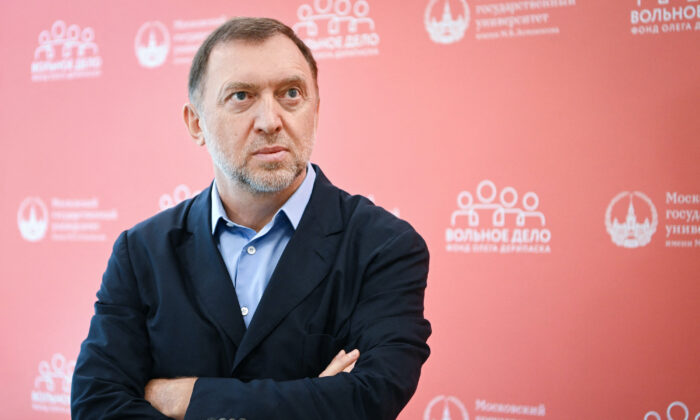 Rosyjski oligarcha Oleg Deripaska przemawia do przedstawicieli mediów podczas konferencji prasowej w Moskwie 28 czerwca 2022 r. (Natalia Kolesnikova/AFP via Getty Images)