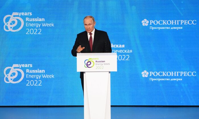俄罗斯总统弗拉基米尔·普京于 2022 年 10 月 12 日在莫斯科举行的俄罗斯能源周论坛全体会议上发表讲话。（Alexey Maishev/Sputnik/AFP via Getty Images）