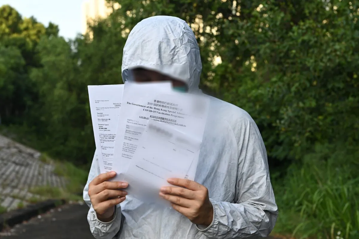 Ah-shu (pseudonym), who had applied for "jab-free certs" from the arrested doctor, was worried that he would be forced to stop working and would even be held accountable by the authorities. (Sung Pi-Lung /The Epoch Times)
