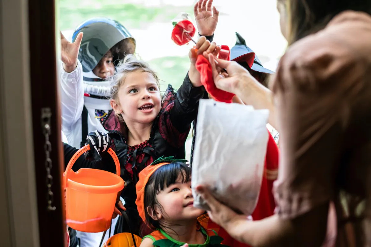 Excited children, candy, and pets don't always mix. (Rawpixel.com/Shutterstock)