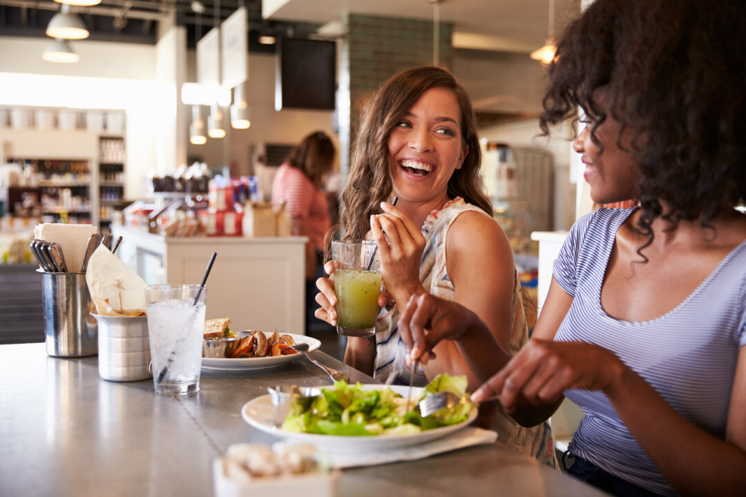 It's important to choose healthy restaurants that offer dishes made with fresh, organic, and clean ingredients. Monkey Business Images/Shutterstock