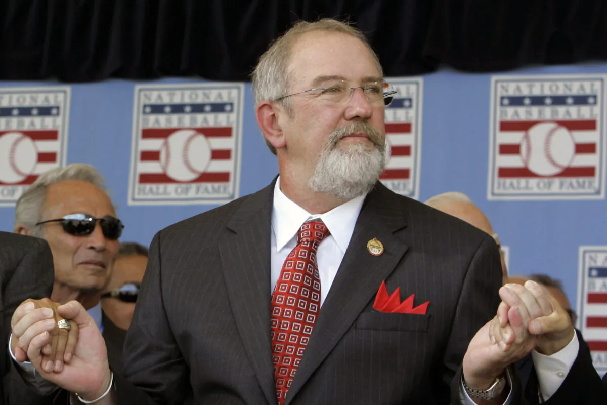 Baseball Hall of Fame inductee Bruce Sutter holds hands with others, as requested by "Buck" O'Neil during his talk about the Negro League, at induction ceremonies in Cooperstown, N.Y., on July 30, 2006. (Jim McKnight/AP Photo)