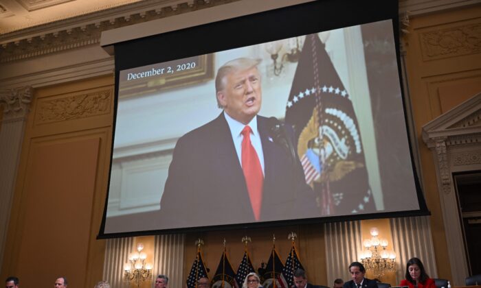 2022 年 10 月 13 日，美国前总统唐纳德·特朗普在华盛顿举行的众议院 1 月 6 日委员会听证会上播放了一段视频。（Mandel Ngan/法新社通过 Getty Images）