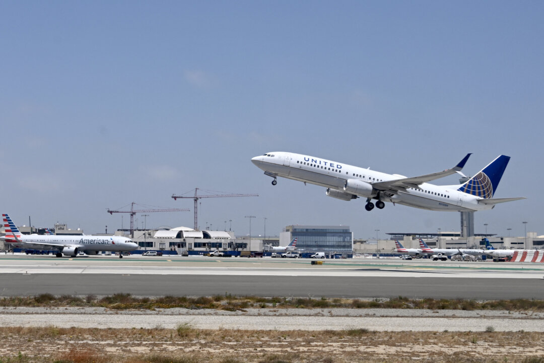 A United Airlines Boeing 737 takes off from Los Angeles International Airport (LAX) in Los Angeles on June 16, 2022. (Daniel Slim/AFP via Getty Images)