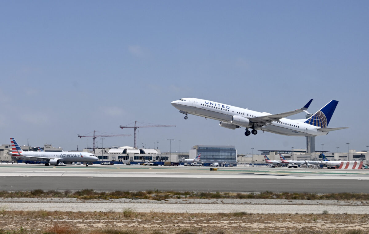 man-arrested-after-allegedly-stabbing-crew-member-on-united-airlines