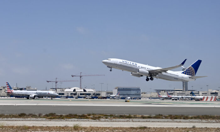 2022 年 6 月 16 日，一架联合航空公司的波音 737 从加利福尼亚州洛杉矶的洛杉矶国际机场起飞。（Daniel Slim/AFP via Getty Images）