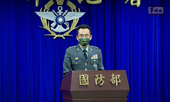 2022年10月13日，台湾国防部总参谋部作战与计划办公室副主任林文煌少将在台湾举行的新闻发布会上讲话。（由台湾国防部提供）