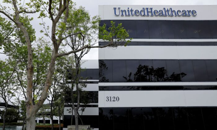2020 年 4 月 13 日，UnitedHealth Group 的企业标志出现在他们位于加利福尼亚州圣安娜的一栋办公楼的一侧。（Mike Blake/路透社）