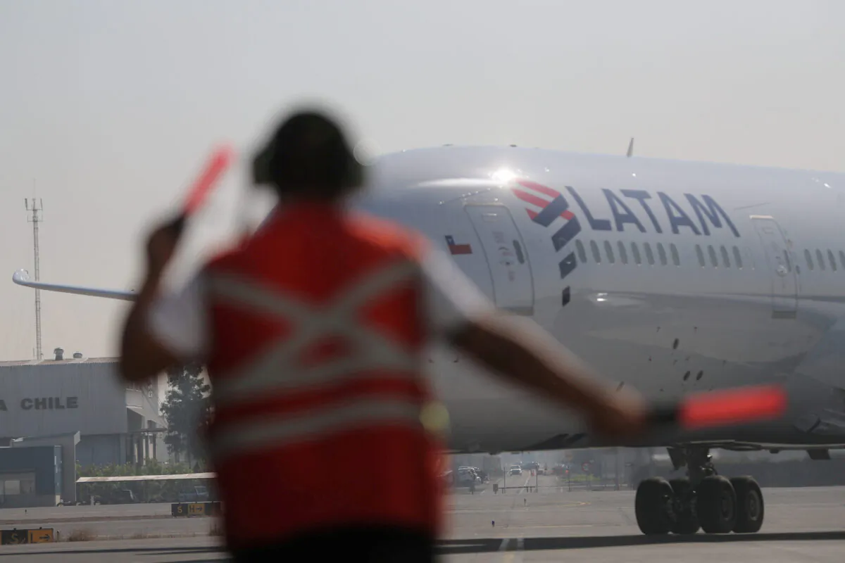 A passenger plane arrives at the Arturo Merino Benitez International Airport in Santiago, Chile, on May 26, 2020. (Ivan Alvarado/Reuters)