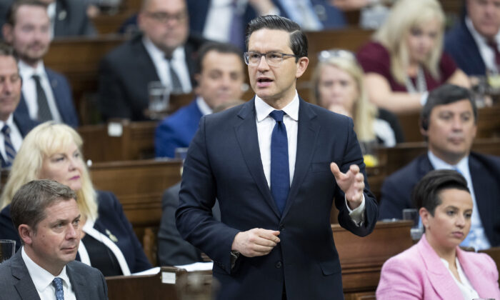 保守党领袖 Pierre Poilievre 于 2022 年 9 月 28 日在渥太华下议院质询期间起立。（加拿大出版社/Adrian Wyld）