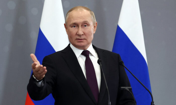 Prezydent Rosji Władimir Putin gestykuluje podczas konferencji prasowej po udziale w szczycie z przywódcami postsowieckich krajów Wspólnoty Niepodległych Państw (WNP) w Astanie w Kazachstanie 14 października 2022 r. (Valery Sharifulin/SPUTNIK/AFP via Getty Images)