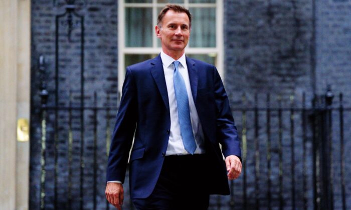 杰里米·亨特 (Jeremy Hunt) 于 2022 年 10 月 14 日被任命为财政大臣后离开伦敦唐宁街 10 号。(Victoria Jones/PA Media)

