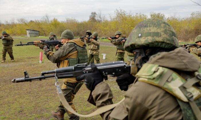 2022 年 10 月 10 日，俄罗斯新动员的预备役人员在俄罗斯控制的乌克兰顿涅茨克地区的俄乌冲突过程中在射击场训练。（亚历山大·埃尔莫琴科/路透社）