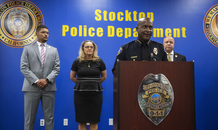 斯托克顿警察局局长斯坦利·麦克法登在斯托克顿警察局总部的新闻发布会上谈到嫌疑人韦斯利·布朗利于 2022 年 10 月 15 日在加利福尼亚州斯托克顿发生的一系列杀戮事件中被捕。（Clifford Oto/The Record via AP）