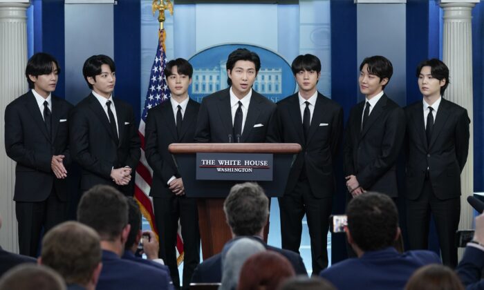 2022 年 5 月 31 日，RM (C) 在其他 K-pop 组合 BTS 成员 (L-R) V、Jungkook、Jimin、Jin、J-Hope 和 Suga 的陪同下在白宫举行的每日简报会上发表讲话。（Evan Vucci /美联社照片）