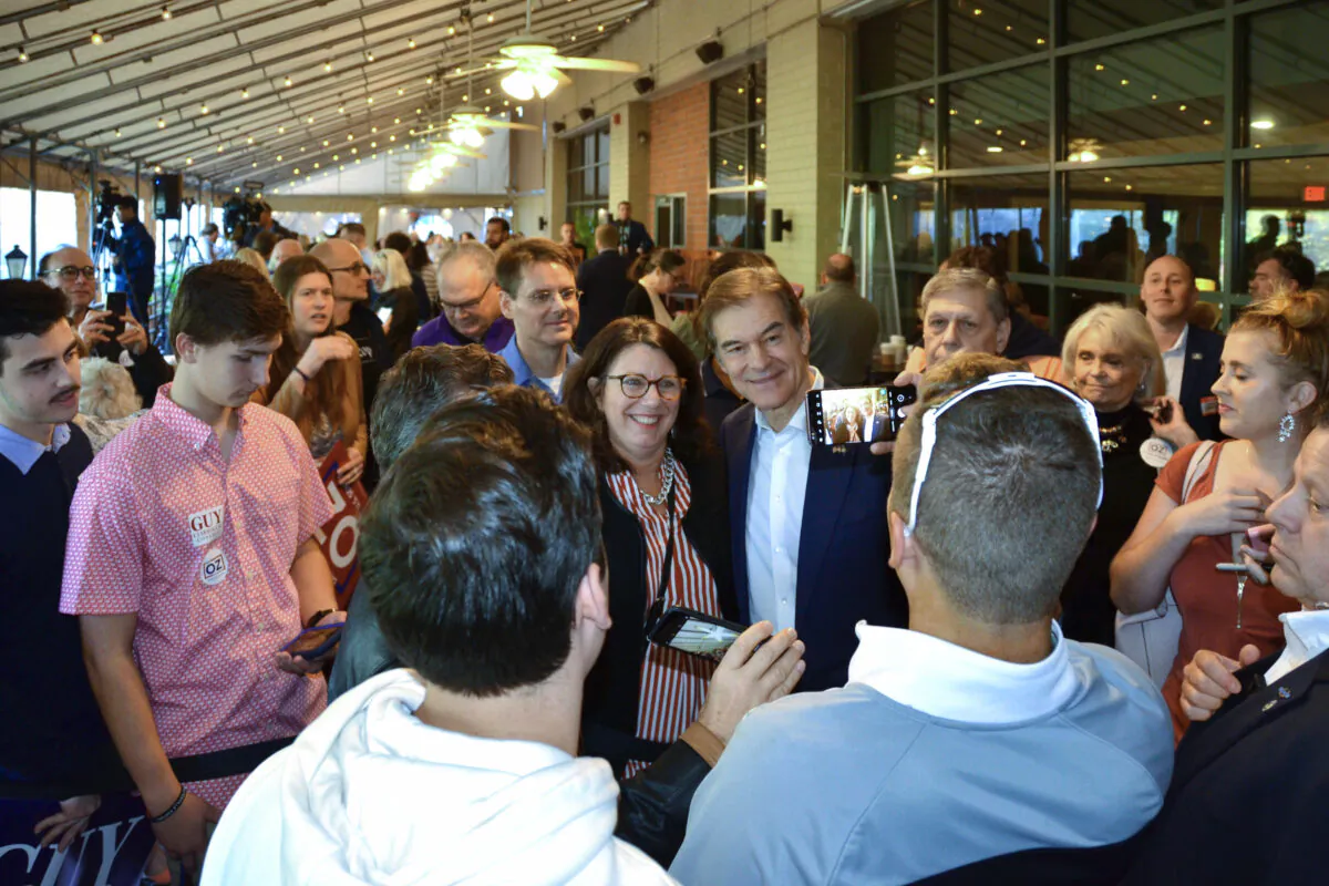 Republican U.S. Senate nominee Dr Mehmet Oz holds a rally in Malvern, Pa., on Oct. 15, 2022. (Frank Liang/The Epoch Times)