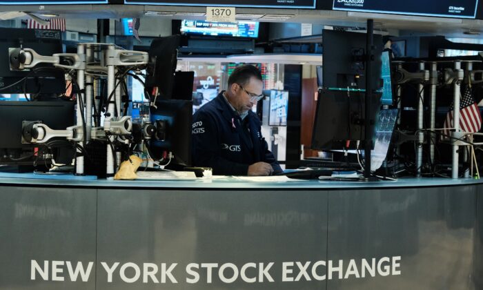 交易员于 2022 年 10 月 14 日在纽约市的纽约证券交易所 (NYSE) 工作。  （斯宾塞普拉特/盖蒂图片社）