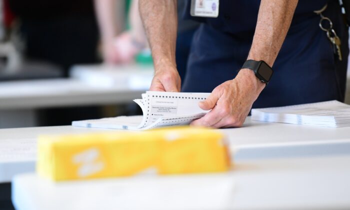 2022 年 6 月 2 日，宾夕法尼亚州官员在宾夕法尼亚州西切斯特清点选票。（Mark Makela/Getty Images）