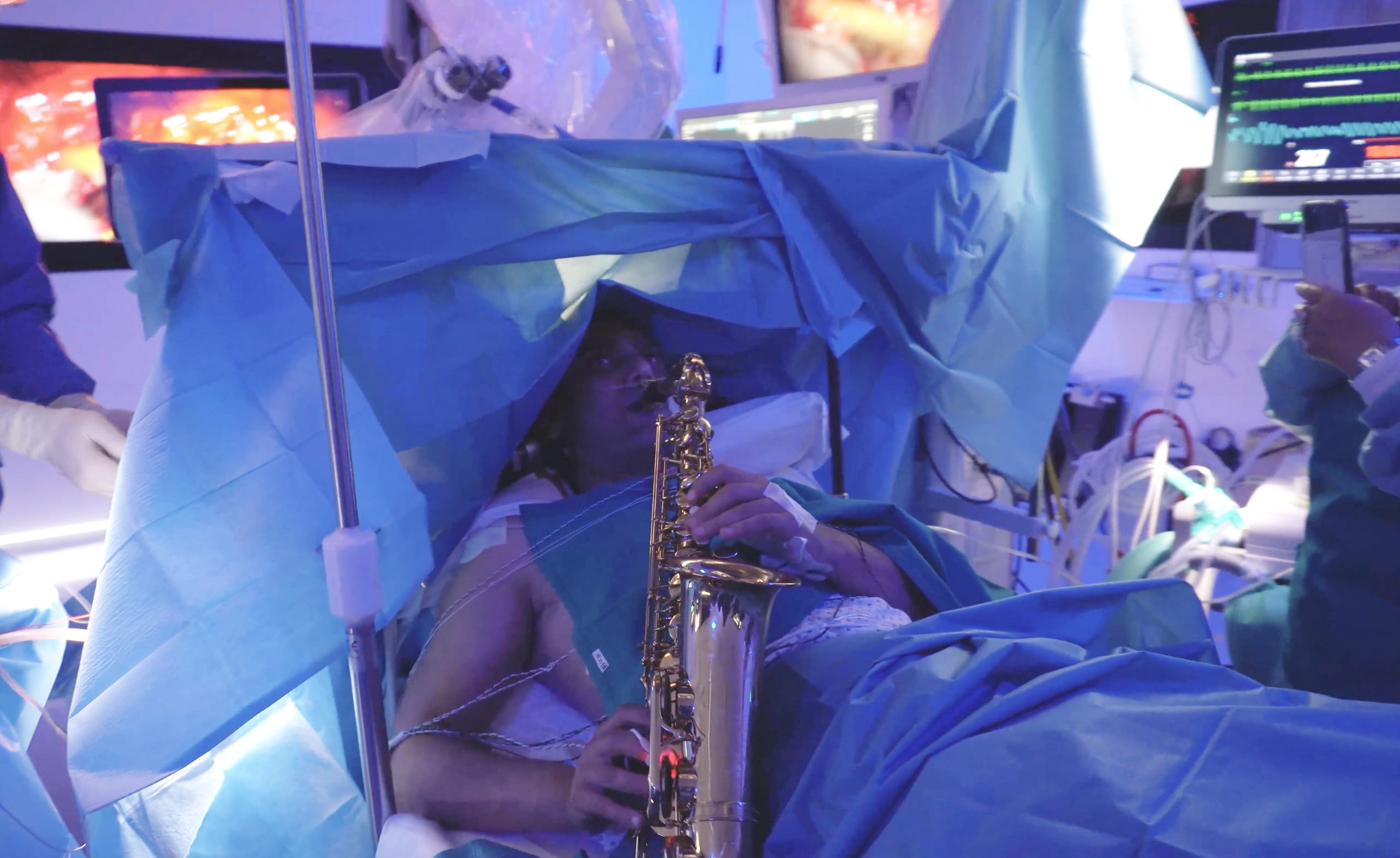 Musician With Brain Cancer Plays Saxophone During 9-Hour Brain Surgery in  Rome Hospital
