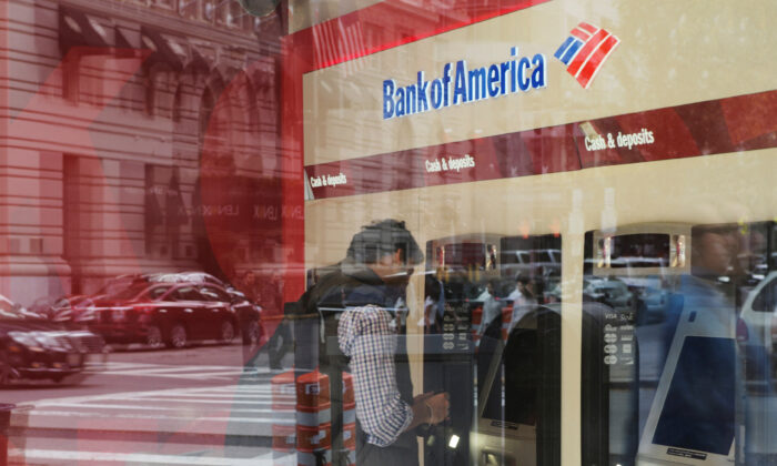 2017 年 10 月 11 日，一位客户在波士顿的美国银行分行使用 ATM。（Brian Snyder/路透社）