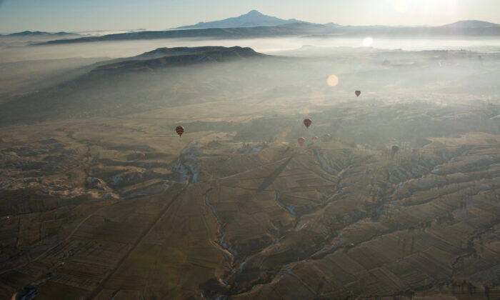 2008 年 12 月 12 日，土耳其卡帕多西亚上空的热气球。（Tan Shung Sin/Reuters）