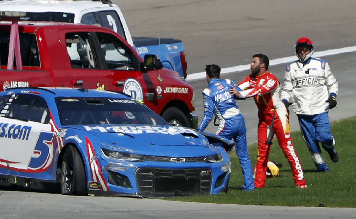 Bubba Wallace (C) shoves Kyle Larson (5), left, after they crashed during a NASCAR Cup Series auto race at Las Vegas Motor Speedway in Las Vegas on Oct. 16, 2022. (Steve Marcus/Las Vegas Sun via AP)
