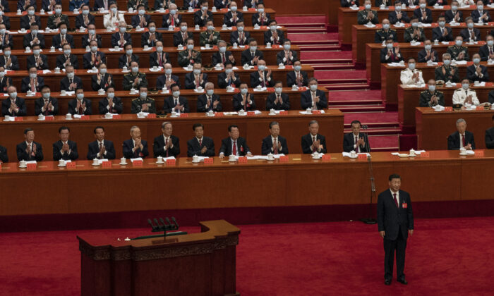 2022 年 10 月 16 日，中国国家主席习近平（右下）在人民大会堂举行的中国共产党第 20 次全国代表大会开幕式上发言，受到政府高级官员和代表的鼓掌在中国北京。  （凯文·弗雷尔/盖蒂图片社摄）