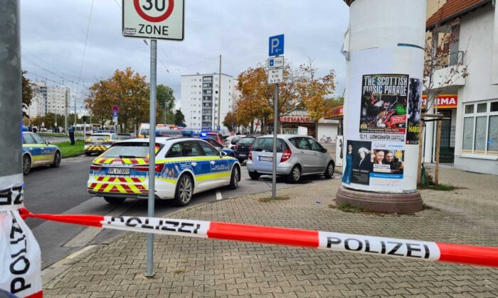 2022 年 10 月 18 日，德国路德维希港市奥格斯海姆区的一条街道被封锁。（Keutz TV-NEWS/dpa via AP）