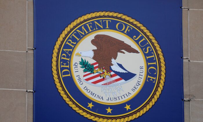 2021 年 5 月 10 日，司法部在华盛顿总部的徽章。（Andrew Kelly/Reuters）