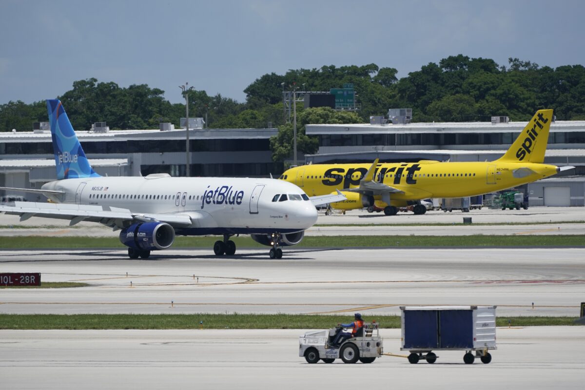 NextImg:Florida Airport Shut Down After Heavy Rain and Flooding