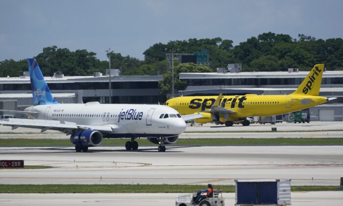 Florida Airport Shut Down After Heavy Rain And Flooding The Epoch Times   JetBlue Spirit 700x420 