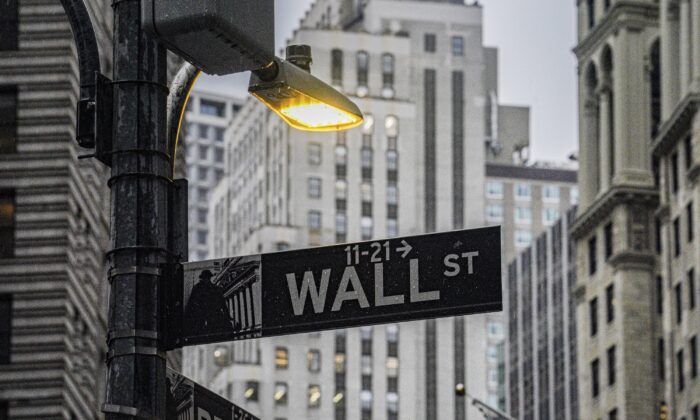 2022 年 10 月 3 日，路灯照亮了纽约证券交易所外的华尔街标志。（Bebeto Matthews/美联社照片）