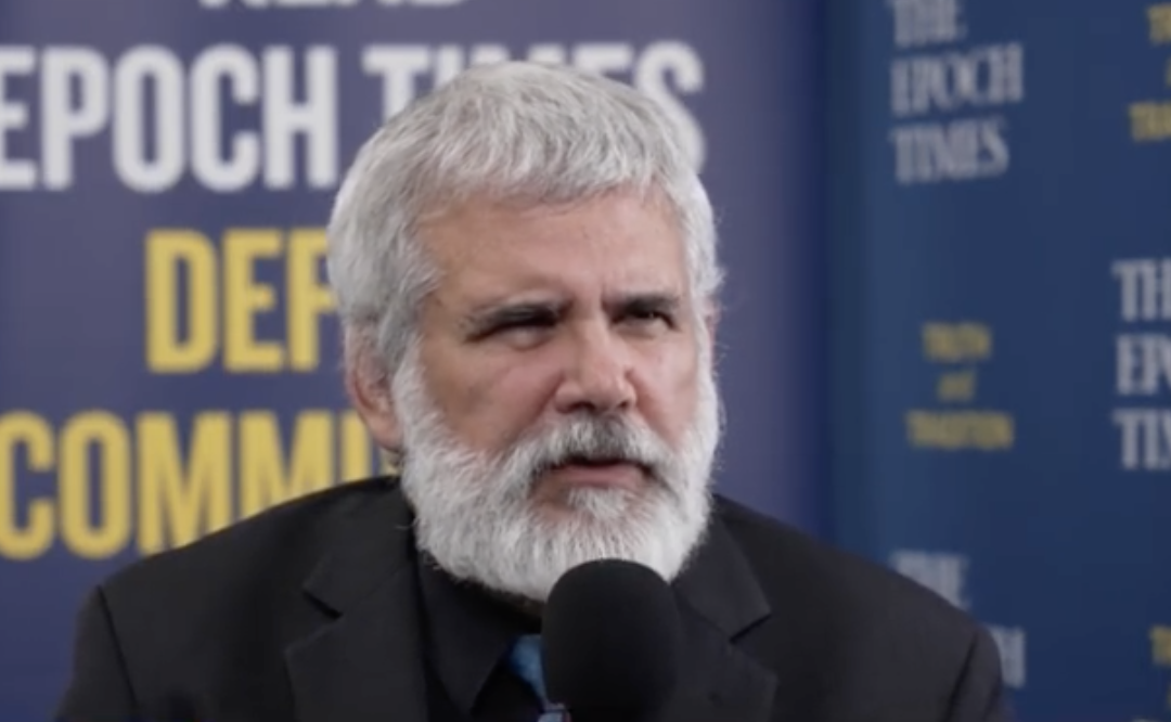 The inventor of the mRNA technology used in the COVID-19 vaccines, Dr. Robert Malone, in an interview on Oct. 13, 2022. (NTD)