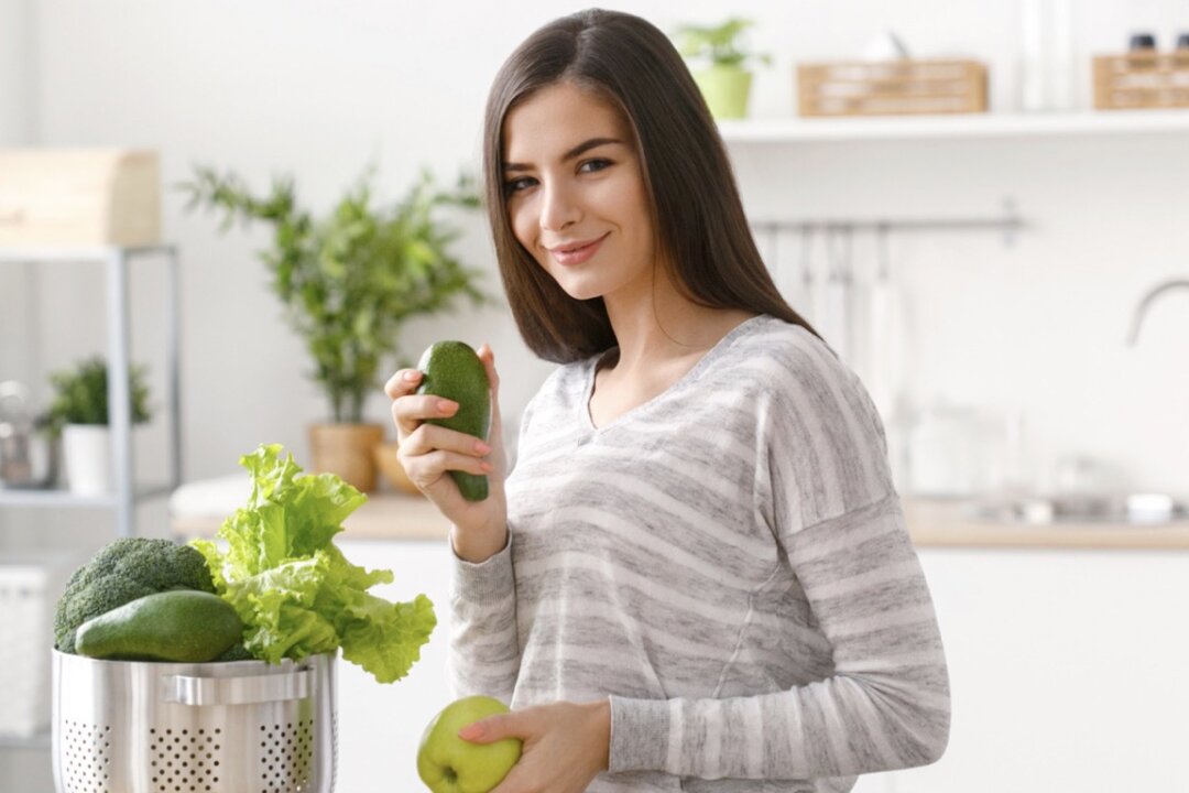 Nutritionists mentioned that avocados contain good lipids, dietary fibers, vitamins and other nutrients, particularly suitable for those on diet, with chronic constipation, elders, or pregnant women. (Shutterstock)