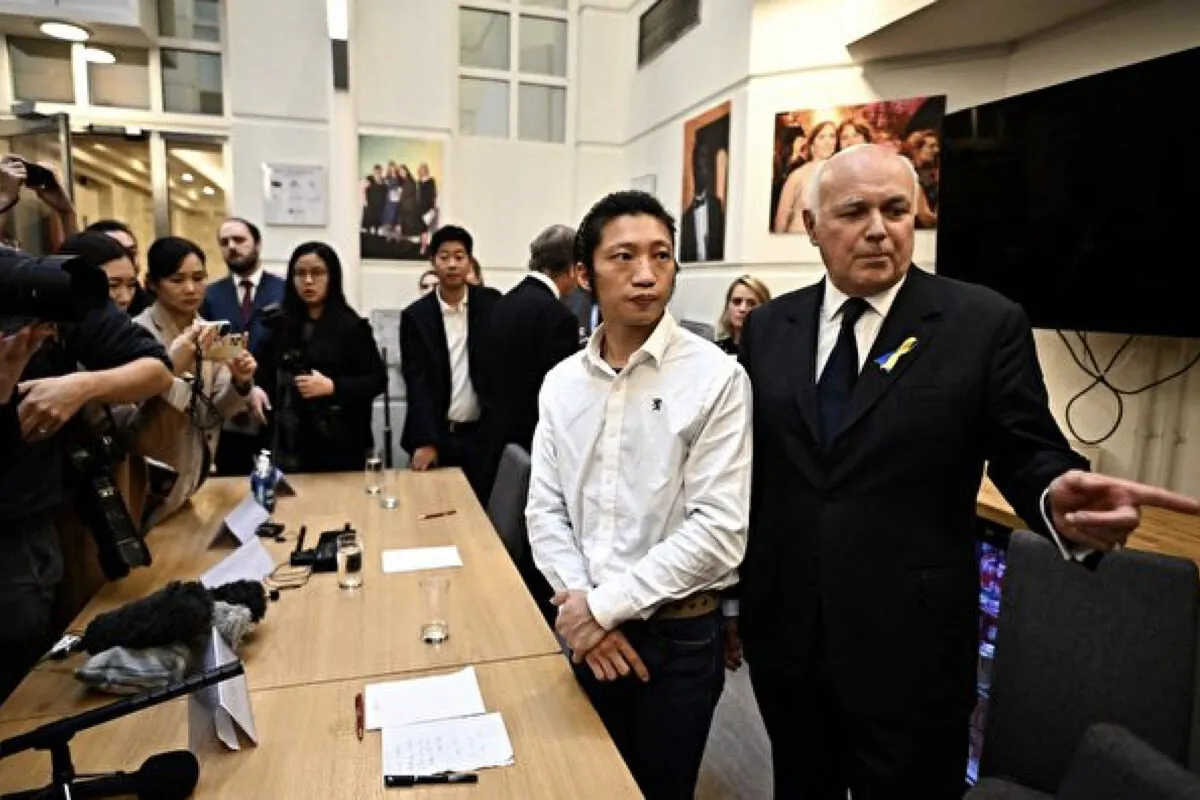 Iain Duncan Smith, the former leader of the British Conservative Party, and Bob Chan, the Hongkonger who was dragged into the Chinese Consulate, at a press conference in London on Oct. 19, 2022. (Ben Stansall/AFP/Getty Images)