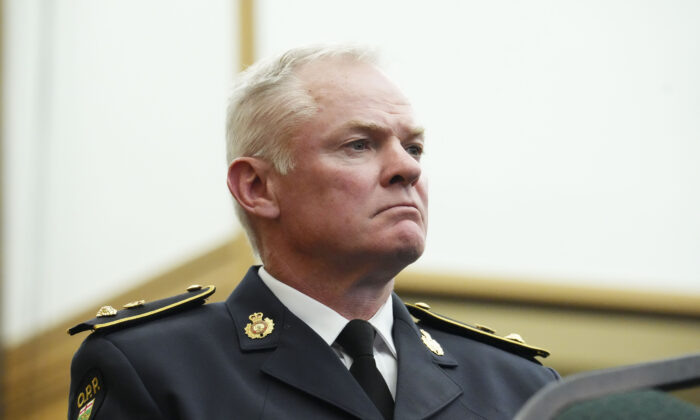 2022 年 10 月 19 日，安大略省警察局的帕特·莫里斯（Pat Morris）等待作为证人在渥太华的公共秩序紧急委员会出庭。（加拿大新闻社/肖恩·基尔帕特里克）