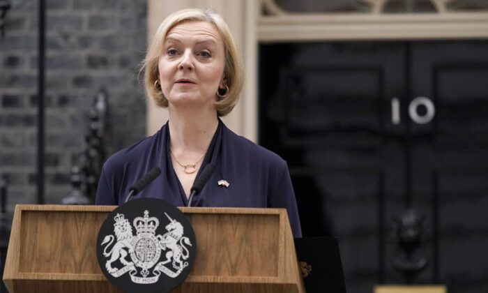 2022 年 10 月 20 日，英国首相 Liz Truss 在伦敦唐宁街发表辞职演讲。（加拿大新闻社/AP-Alberto Pezzali）
