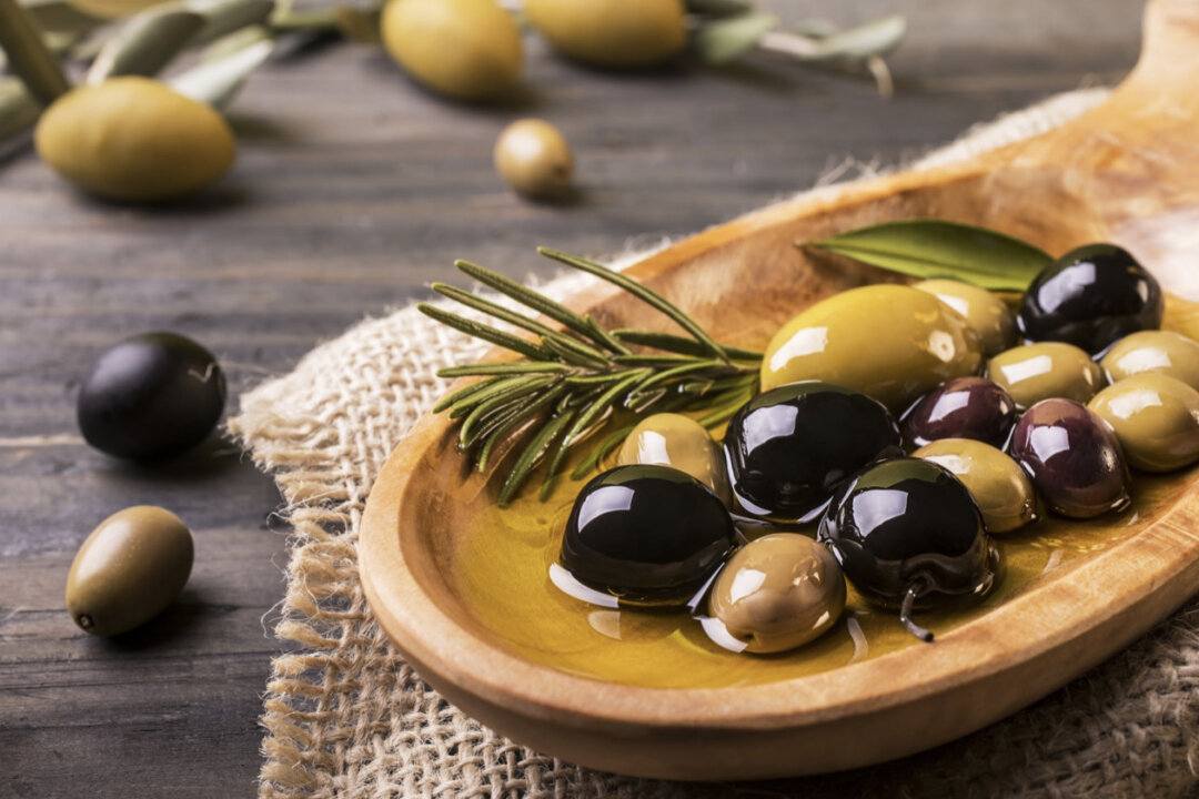Study: Olive Oil Is a Natural Cancer-Fighting Food, Daily Intake May Reduce Risk of Death