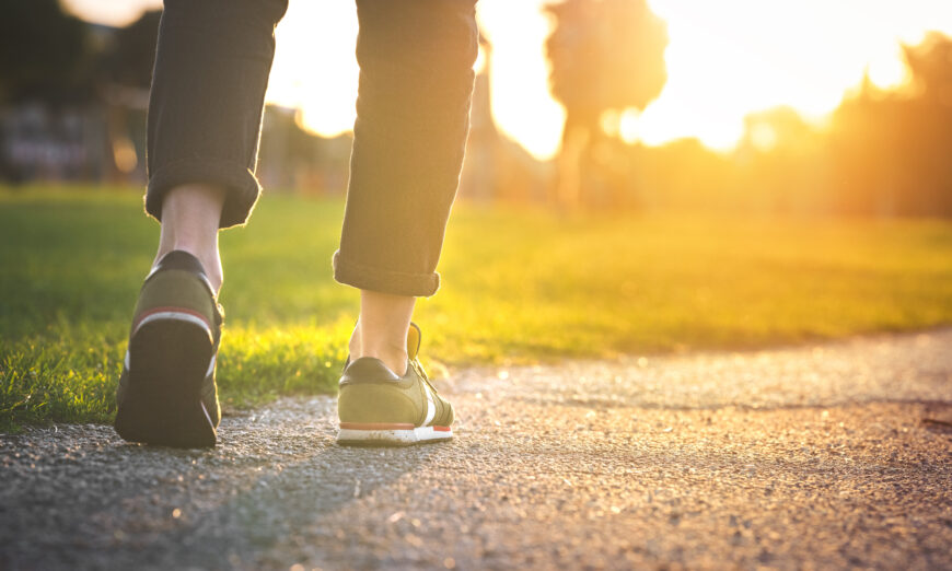 Marcher plus vite est plus important que marcher plus longtemps, surtout lorsqu'il s'agit de minimiser le risque de maladie cardiovasculaire. Studio de chat créatif / Shutterstock