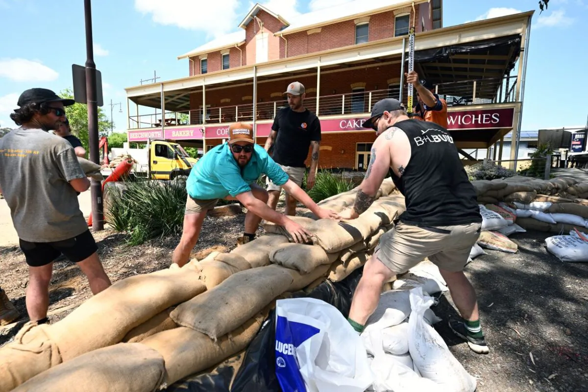Volunteers sandbag Beechworth Bakery at Echuca, Victoria, Wednesday, October 19, 2022. The ADF has been called in to help flood victims in Victoria, with authorities predicting more than 7500 proprieties could be impacted. (AAP Image/Joel Carrett) 