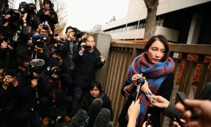 日本记者 Shiori Ito 于 2019 年 12 月 18 日在东京法院外发表讲话，在听取了她对损害赔偿诉讼的裁决后，指控一名前电视记者强奸。 在这种情况下，法院判给她 330 万日元（30,000 美元）。  （查理·特里巴洛/法新社通过盖蒂图片社）
