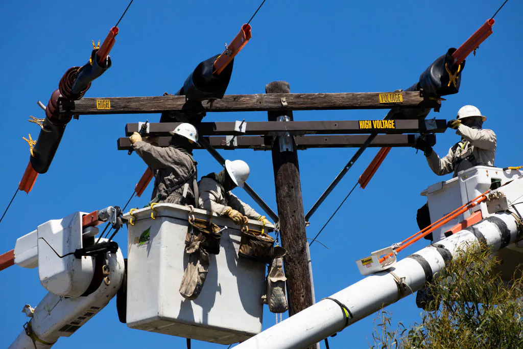 A Southern California Edison crew installs a new overhead switch for circuit reliability in Ventura, Calif., on May 13, 2020. (Brent Stirton/Getty Images)