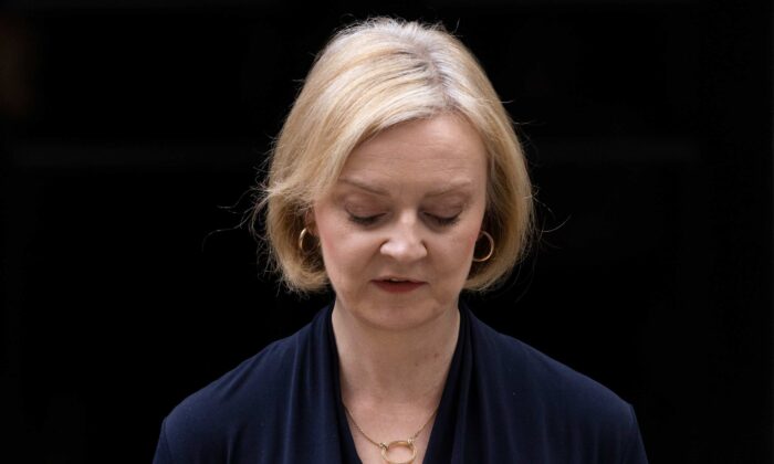 Liz Truss 于 2022 年 10 月 20 日在伦敦辞去英国首相职务时在唐宁街发表讲话。（Dan Kitwood/Getty Images）